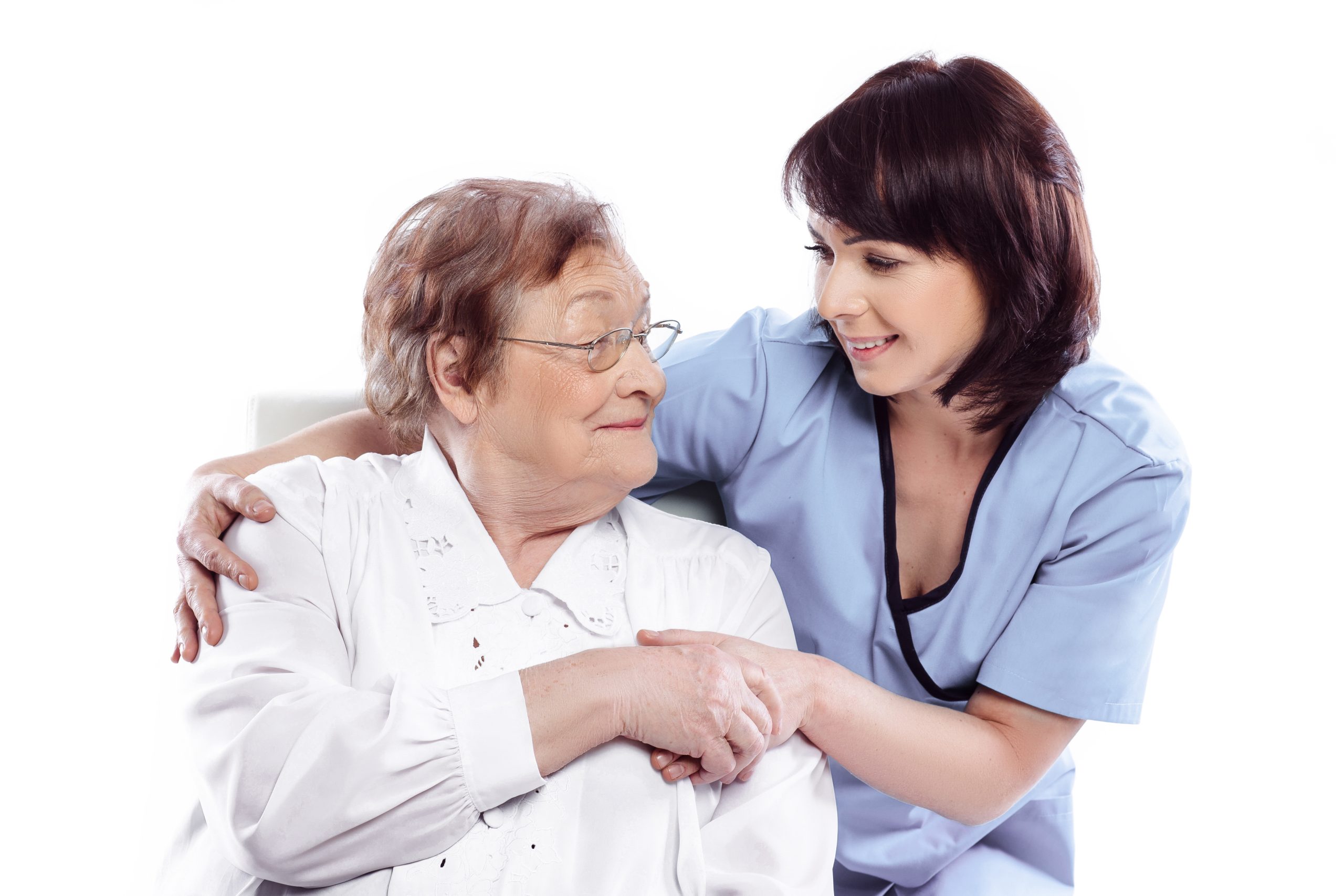 Doświadczona opiekunka wspierająca starszą mamę w codziennych czynnościach